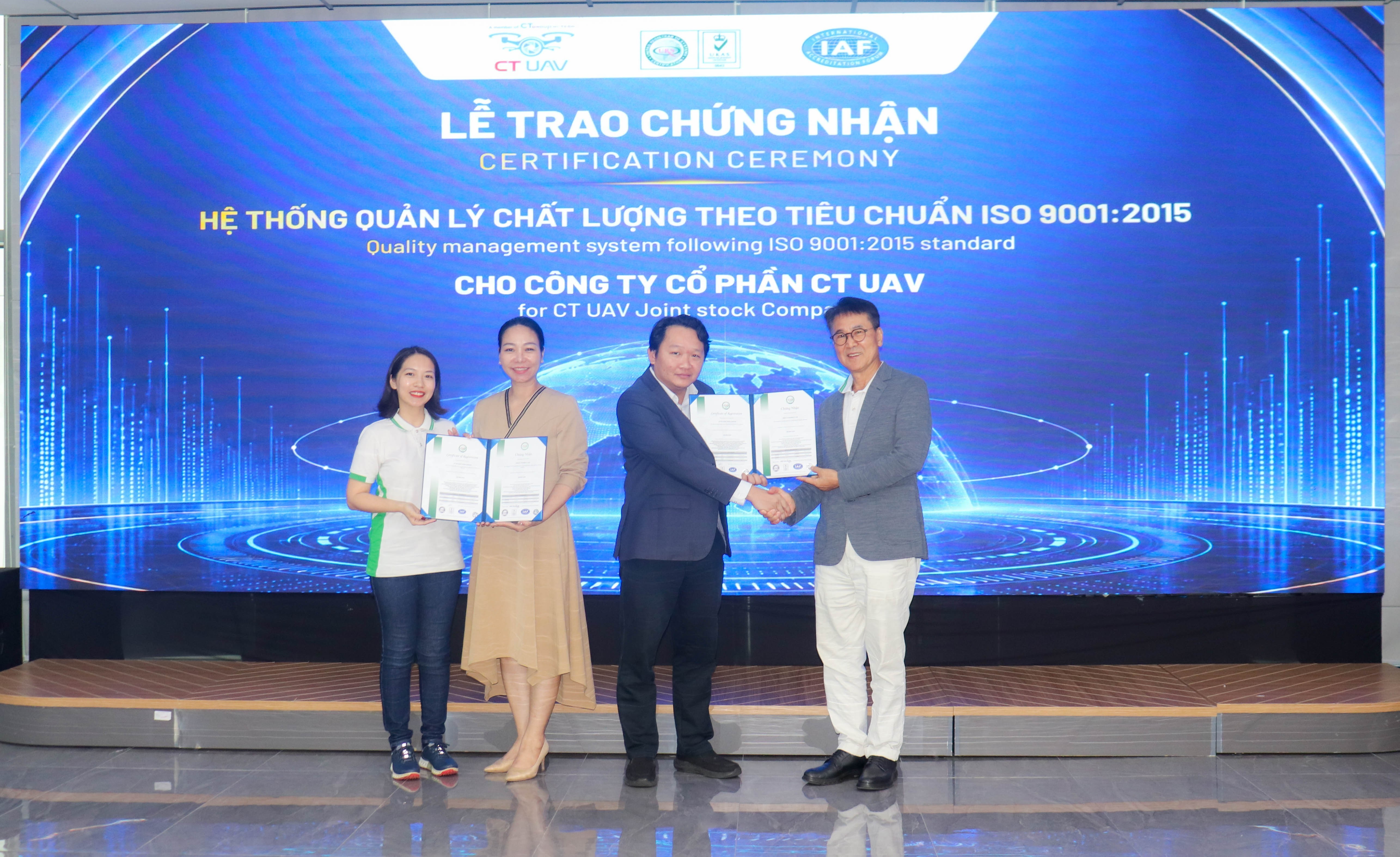 hinh-1-trao-chung-nhan-iso-9001-2015-cho-ct-uav-1793402731.jpg
