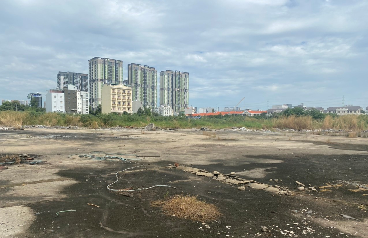 Đại gia Đặng Phước Dừa đã biến dự án trên giấy, miếng đất công bị bỏ hoang thành tài sản của mình bằng những thủ tục chuyển đổi lòng vòng, thế chấp ngân hàng thu về hàng trăm tỷ đồng.