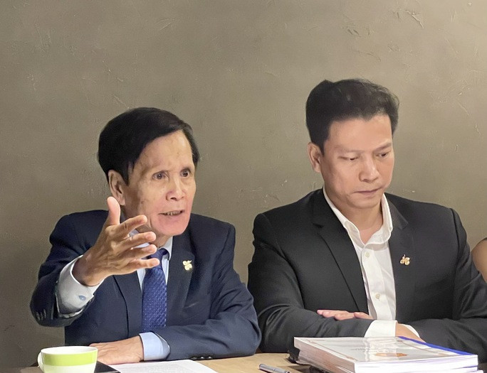 Ông Nguyễn Công Phú (trái) và ông Dương Văn Hùng tại buổi gặp báo chí mới đây. 