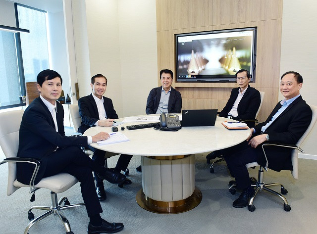 Ông Chen Lian Pang (ngồi giữa) và ông Lim Boon Hwee (thứ hai từ trái sang).