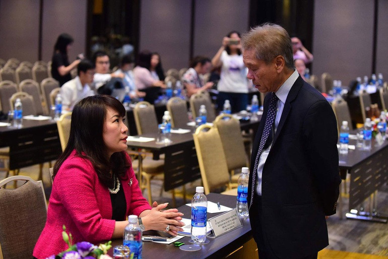 Bà Lương Thị Cẩm Tú và ông Lê Minh Quốc tại phiên họp đại hội cổ đông bất thành của Eximbank vào năm 2019.