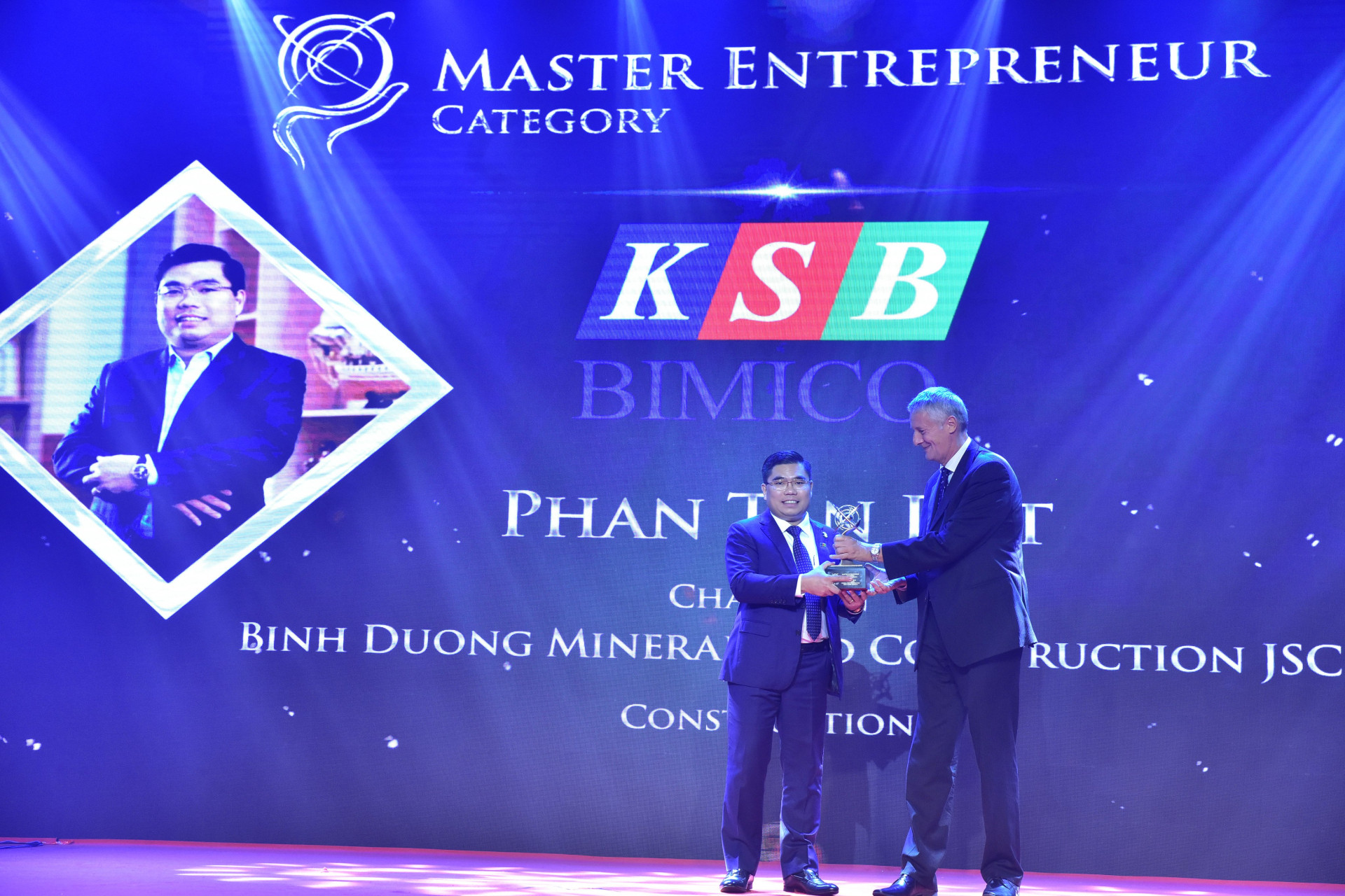 Ông Phan Tấn Đạt (trái), Chủ tịch HĐQT KSB được vinh danh ở hạng mục ‘Master Entrepreneur Award - Doanh nhân xuất sắc Châu Á’ từ APEA. 