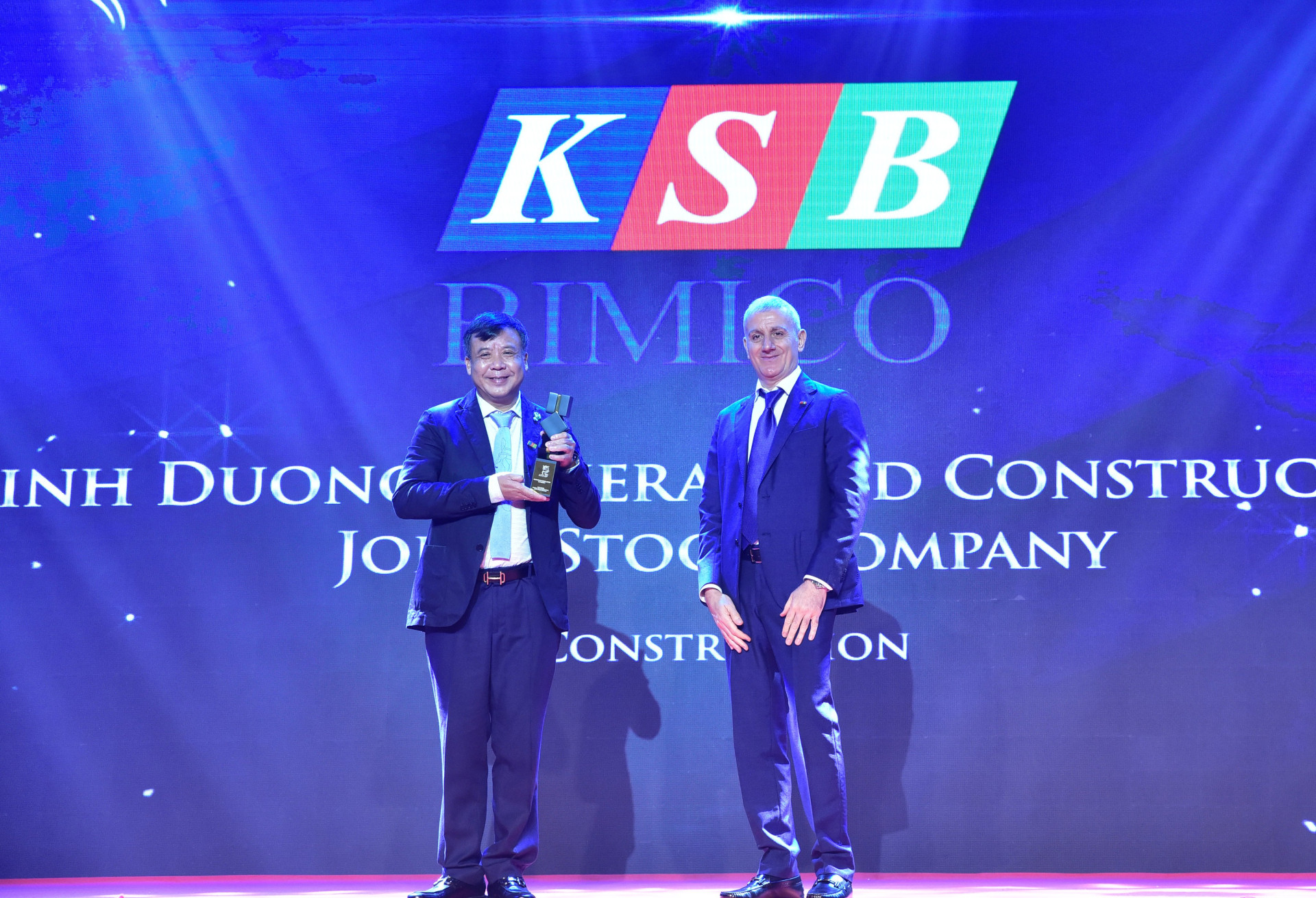 Ông Trần Đình Hà (trái) – Thành viên HĐQT kiêm Tổng Giám đốc KSB nhận giải thưởng ‘Doanh nghiệp xuất sắc Châu Á’ từ APEA.