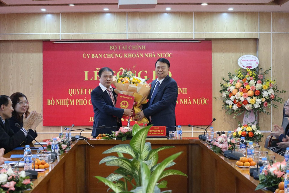 Thứ trưởng Bộ Tài chính Nguyễn Đức Chi (phải) trao quyết định bổ nhiệm ông Lương Hải Sinh.
