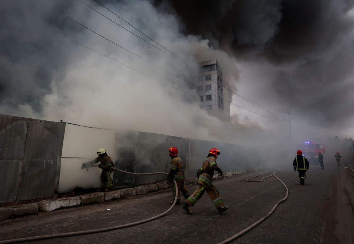 Lính cứu hoả dập lửa tại Chaiky, vùng Kiev, Ukraine ngày 3/3/2022. Ảnh: Reuters