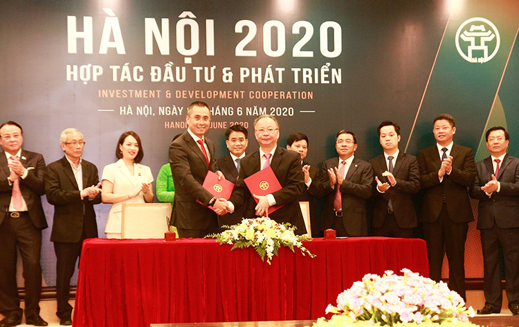 Ông Đỗ Tuấn Anh (hàng trước, bên trái), Tổng giám đốc Tập đoàn KDI Holdings và Đại diện UBND Hà Nội ký kết thỏa thuận hợp tác dự án phát triển khu đô thị mới, tổng mức đầu tư hơn 1 tỷ USD tại Bắc Từ Liêm.