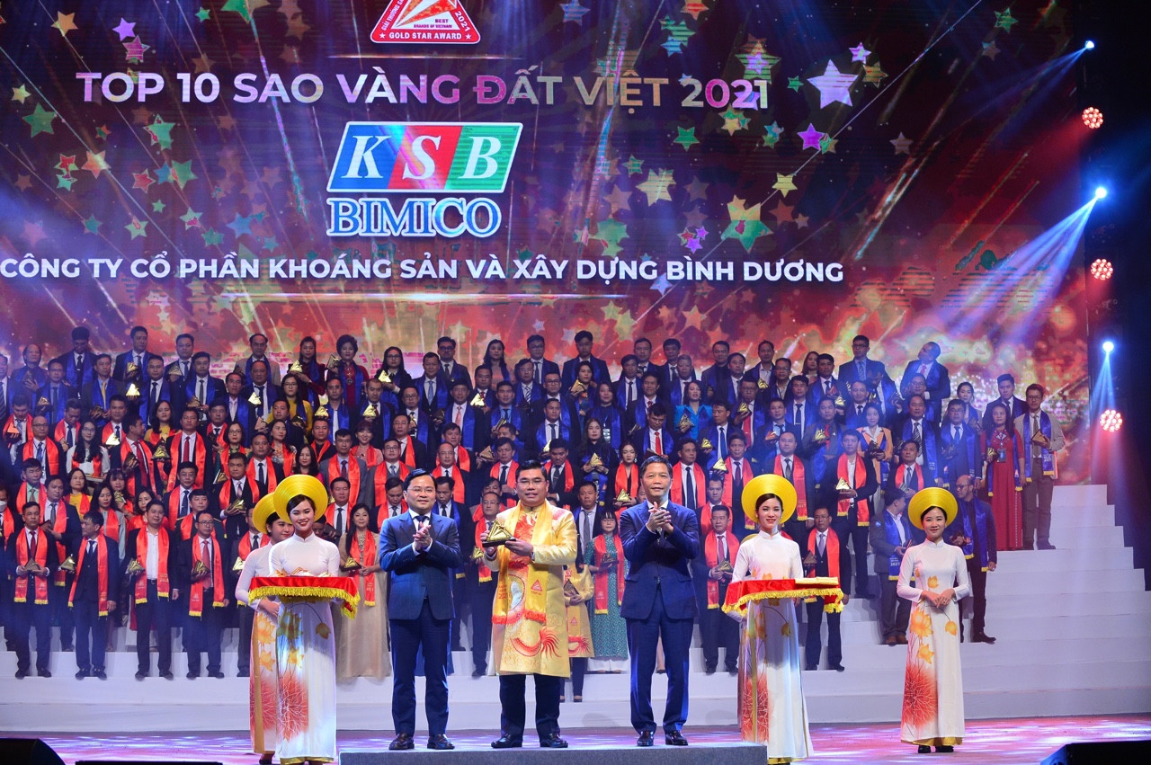 Ông Phan Tấn Đạt, Chủ tịch Hội đồng Quản trị CTCP Khoáng sản và Xây dựng Bình Dương (KSB) nhận giải thưởng Top 10 Sao vàng đất Việt.