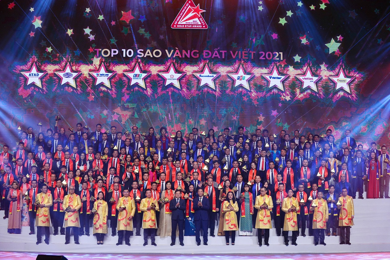 Các doanh nghiệp được vinh danh giải “Sao vàng đất Việt” chụp hình lưu niệm với ông Trần Tuấn Anh (thứ sáu, từ phải sang) - ủy viên Bộ Chính trị, trưởng Ban Kinh tế Trung ương. 