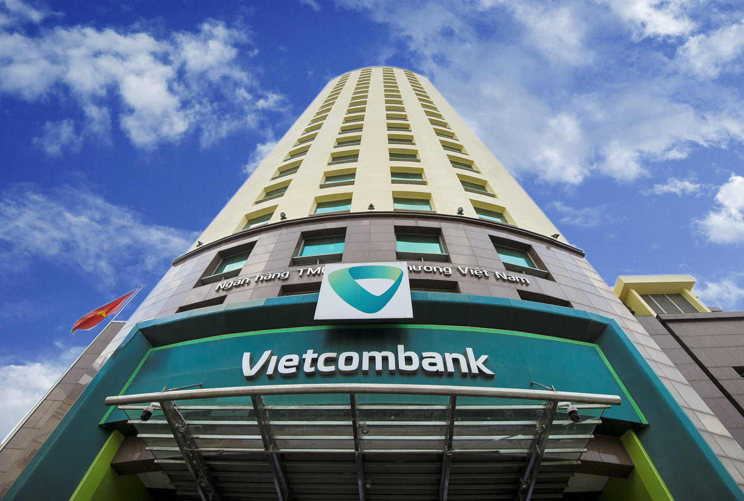Vietcombank cho biết lợi nhuận trước thuế năm 2023 sẽ tăng tối thiểu 15% so với năm 2022.