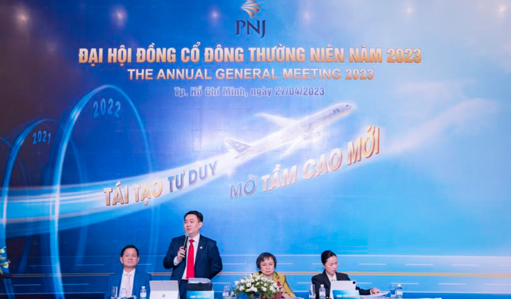 Ông Lê Trí Thông, Phó Chủ tịch Hội đồng quản trị kiêm Tổng Giám đốc PNJ trình bày kế hoạch kinh doanh 2023 tại đại hội. 
