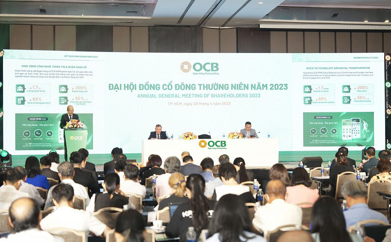 Ông Trịnh Văn Tuấn, Chủ tịch OCB trình bày định hướng phát triển tại đại hội. 