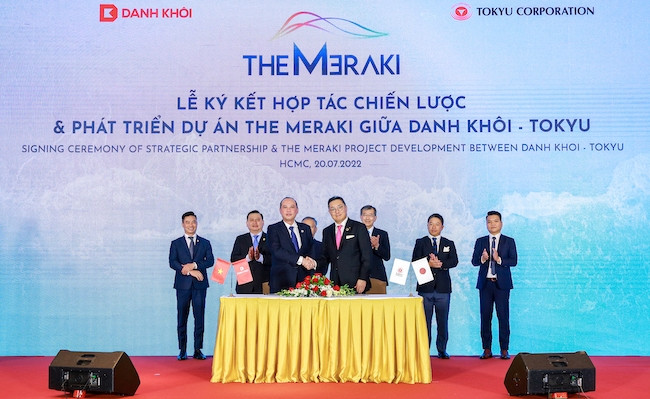 Ông Lê Thống Nhất (trái) Chủ tịch Tập đoàn Danh Khôi tiến hành ký kết với ông Oh Dongkun đại diện cấp cao Tokyu Corporation tại Việt Nam. 
