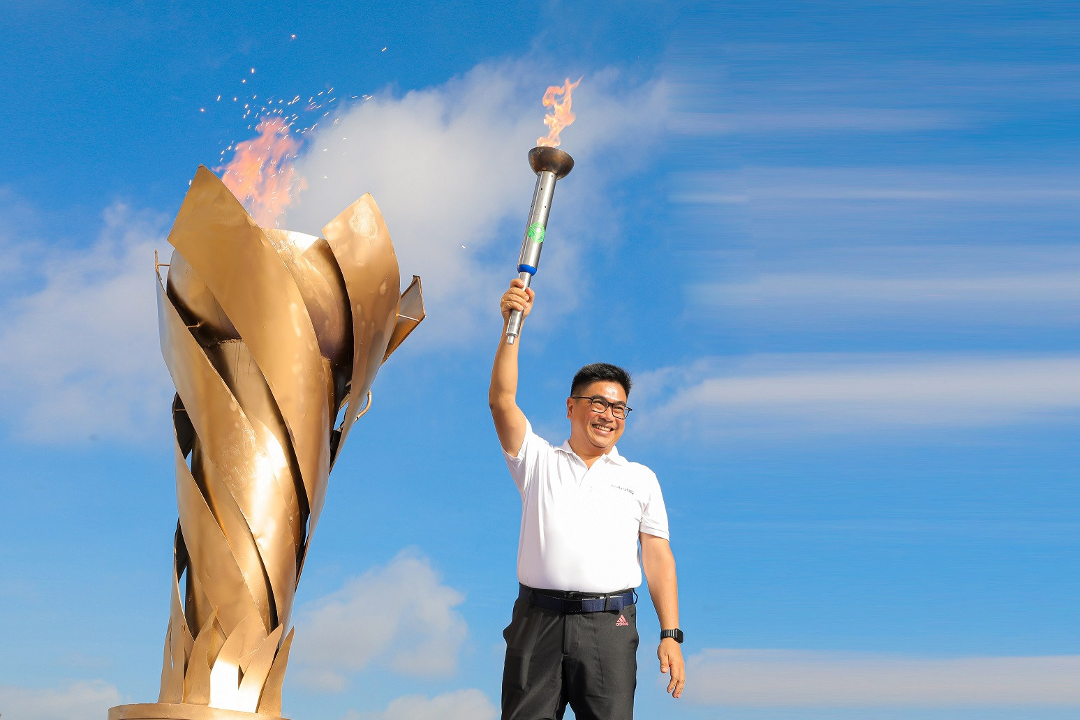 Ông Bùi Xuân Huy, Chủ tịch HĐQT Novaland thắp đuốc khai mạc Nova Olympic.