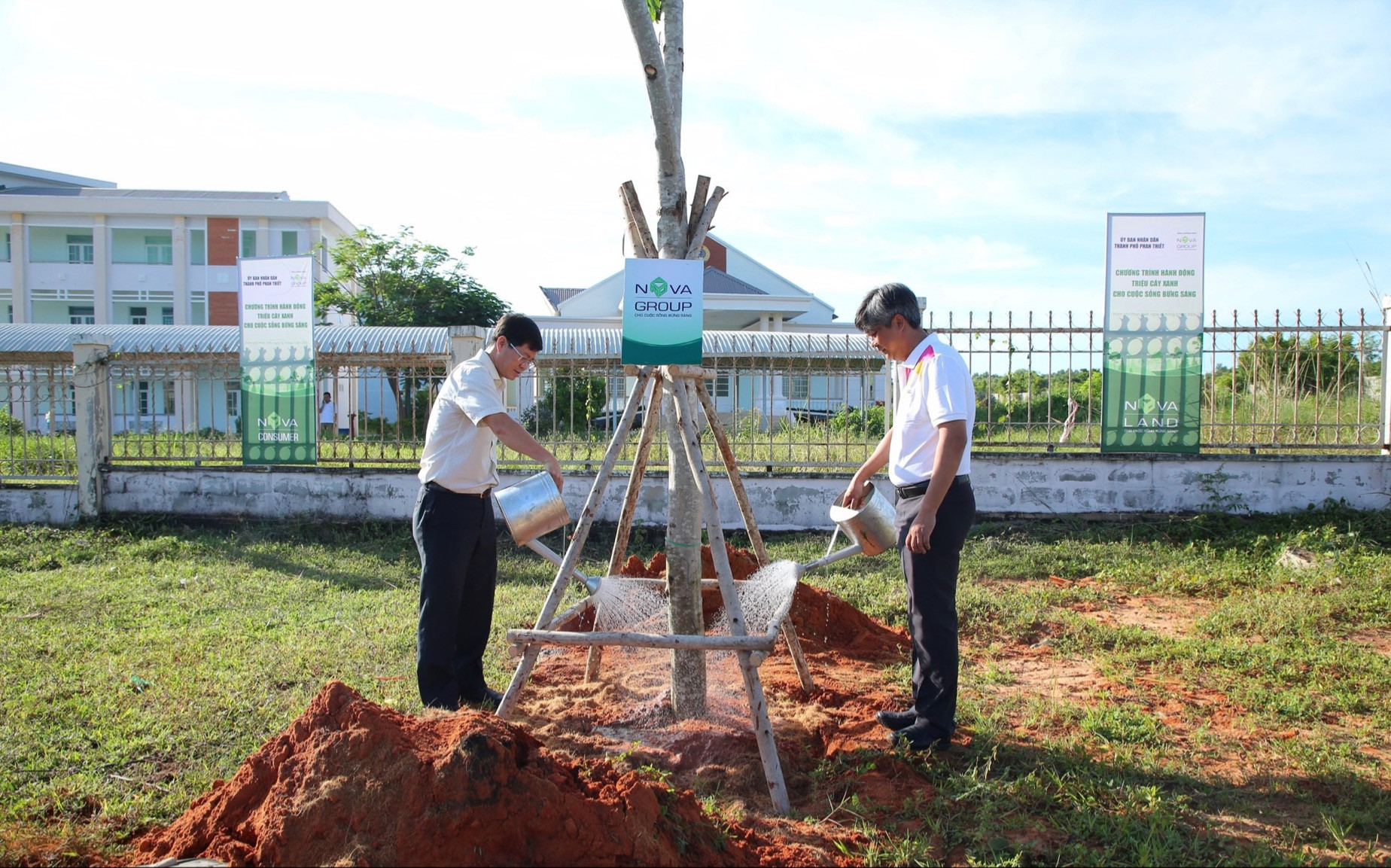 Ông Nguyễn Hồng Hải, Bí thư Thành ủy Thành phố Phan Thiết (trái) cùng nhân viên Novaland trồng cây, hưởng ứng chương trình hành động “Triệu cây xanh cho cuộc sống bừng sáng”.