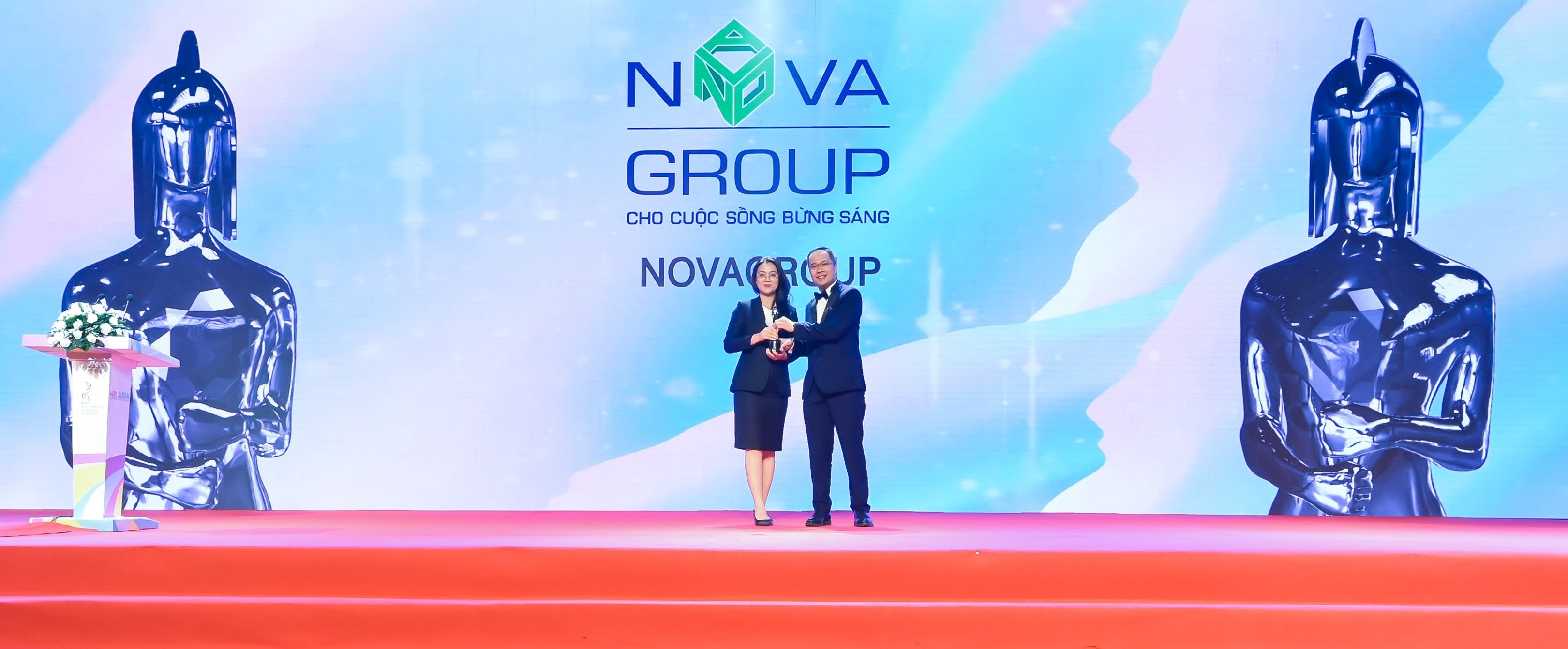 Đại diện HR Asia trao giải thưởng “Nơi làm việc tốt nhất châu Á 2022” cho bà Nguyễn Bạch Kim Vy, PTGĐ Vận hành NovaGroup.