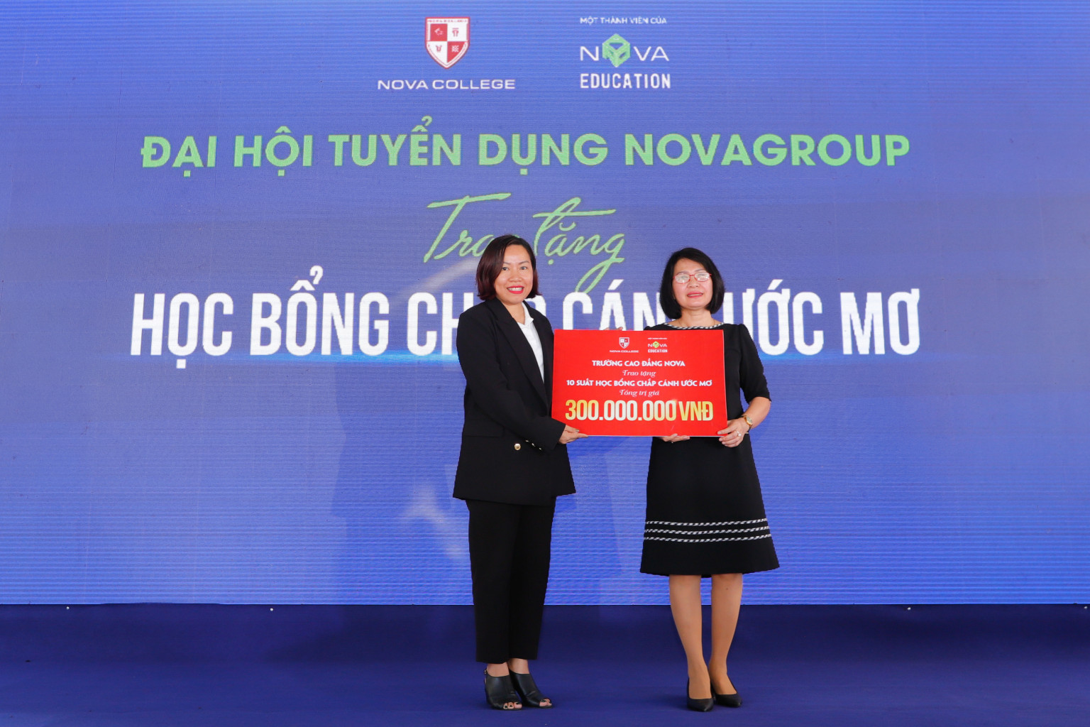 Thạc sĩ Nguyễn Thị Ngọc Quyên (trái), Hiệu trưởng trường cao đẳng Nova trao tặng học bổng Chắp cánh ước mơ cho lãnh đạo địa phương. 