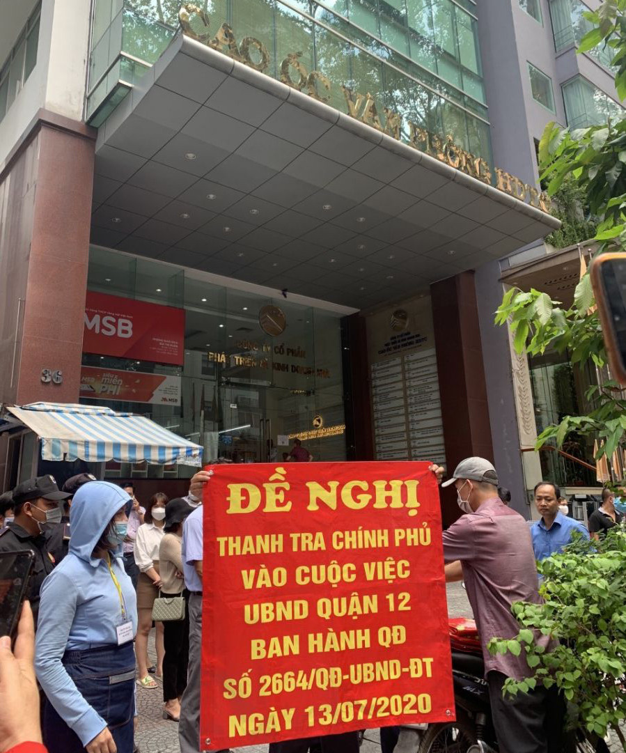 Hàng trăm khách hàng này tiếp tục kéo đến trụ sở Công ty HDTC tại đường Bùi Thị Xuân, quận 1, TP.HCM để đòi sổ đỏ.
