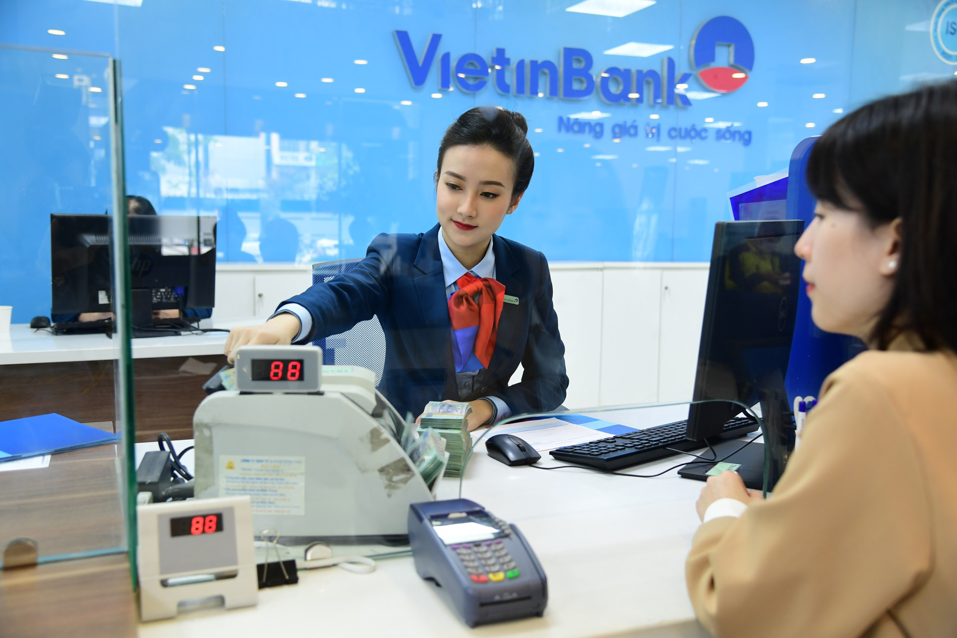 Với kỳ từ 12 tháng trở lên, VietinBank áp dụng mức lãi suất mới 6,4%/năm, cao hơn 0,8%/năm so với trước.