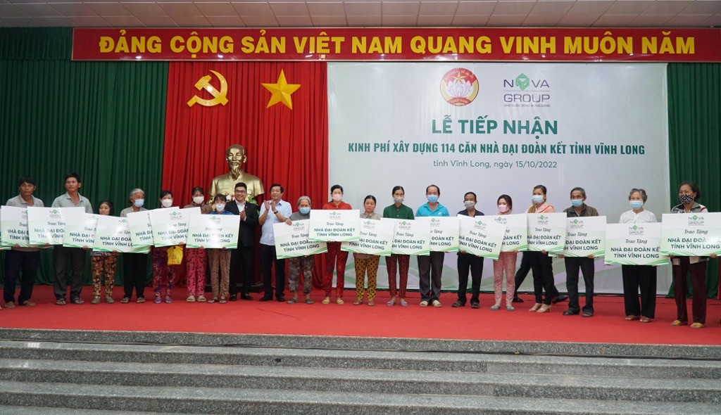Ông Bùi Văn Nghiêm, Bí thư Tỉnh uỷ tỉnh Vĩnh Long và ông Bùi Xuân Huy, Chủ tịch HĐQT Novaland trao bảng tài trợ tượng trưng cho đại diện các hộ dân khó khăn.