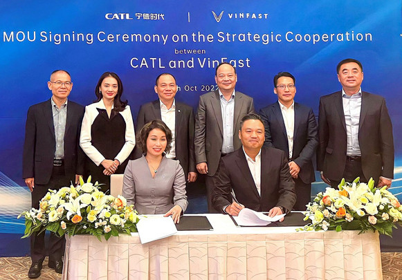 Ông Phạm Nhật Vượng, Chủ tịch Vingroup và ông Robin Zeng, Chủ tịch CATL (giữa) tại buổi ký kết biên bản ghi nhớ về hợp tác chiến lược giữa CATL và VinFast. 