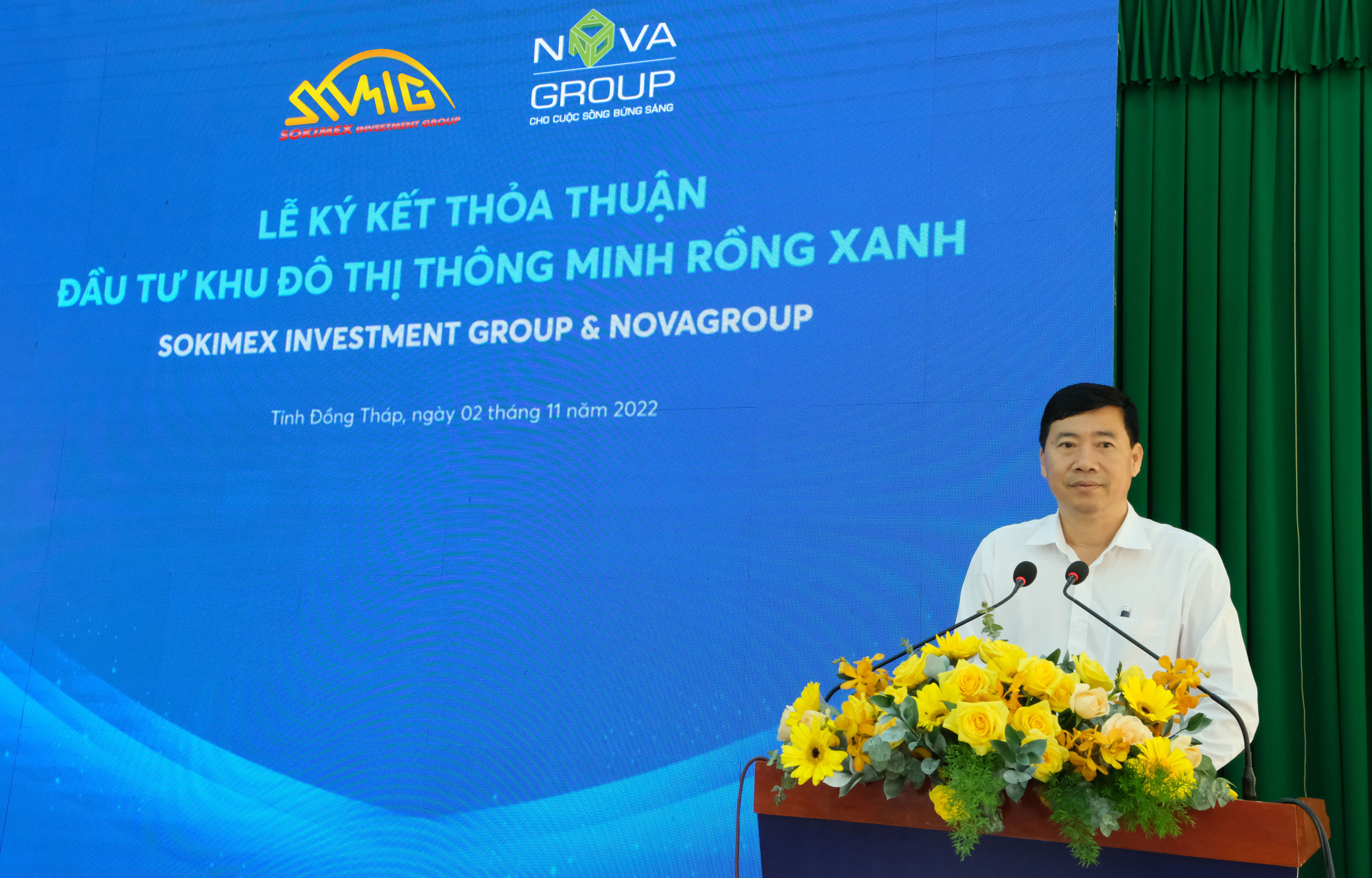 Ông Phạm Thiện Nghĩa, Phó Bí thư Tỉnh ủy, Chủ tịch UBND tỉnh Đồng Tháp chúc mừng sự hợp tác của hai Tập đoàn.