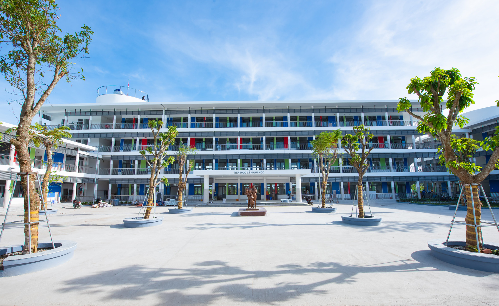 Toàn cảnh ngôi trường với tòa nhà hiện đại bao gồm 24 phòng học và 28 phòng học chức năng.
