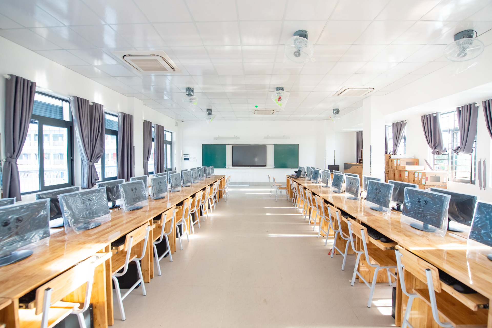 Tất cả các phòng học đều được trang bị màn hình tương tác hiện đại hỗ trợ việc dạy và học.