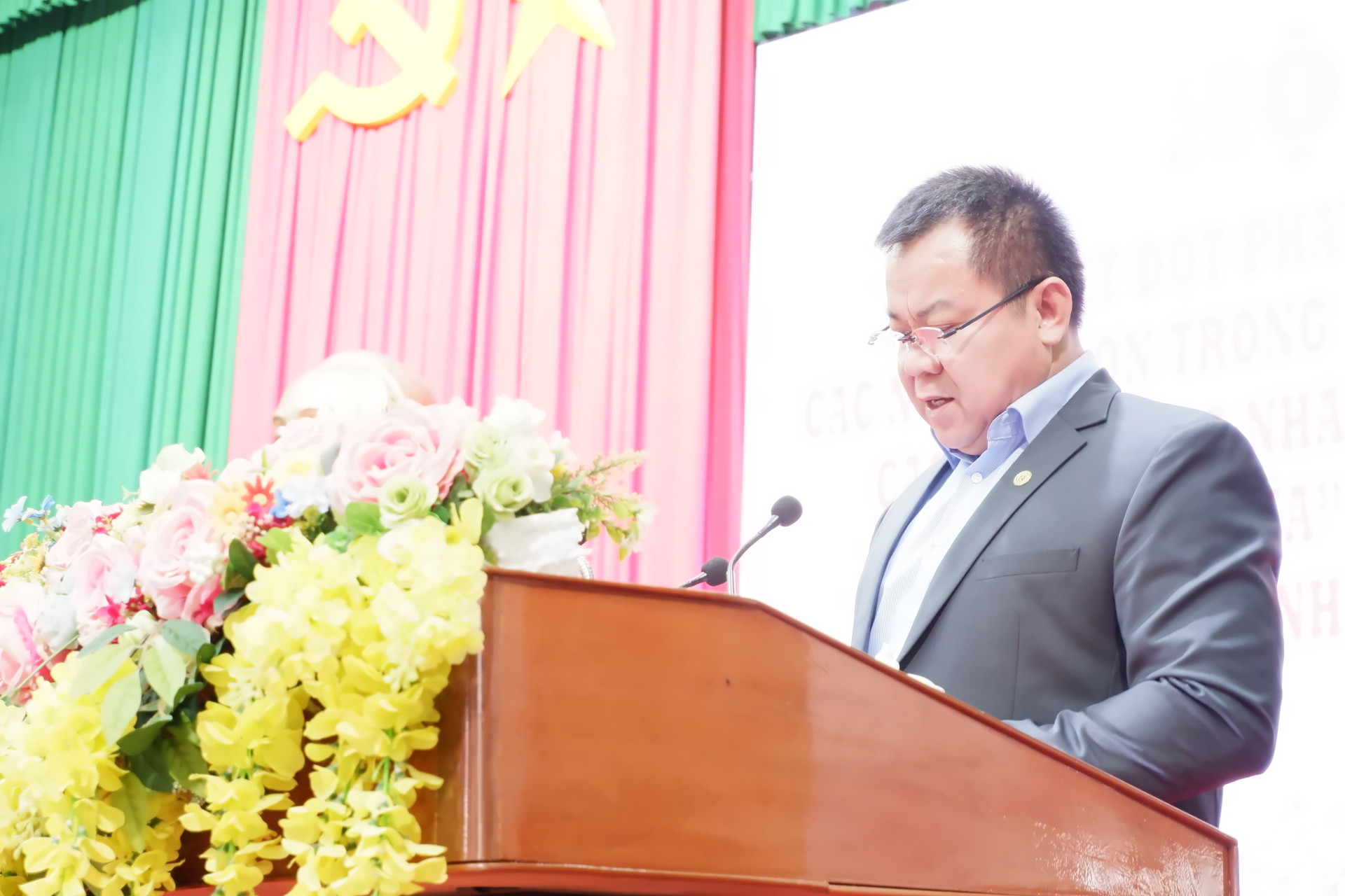 Ông Nguyễn Tâm Tiến, Tổng Giám đốc Trungnam Group chia sẻ tại buổi Hội nghị Tổng kết các chương trình an sinh xã hội của tỉnh Vĩnh Long.
