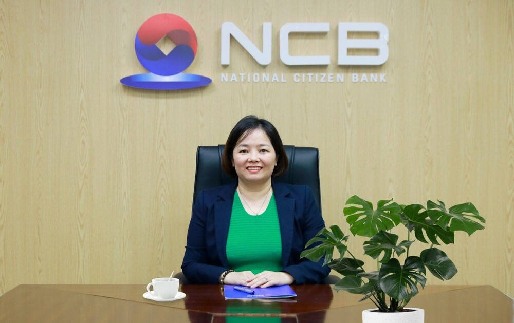 Bà Đỗ Thị Đức Minh sinh năm 1975, tốt nghiệp Khoa Ngân hàng Tài chính - Đại học Kinh tế Quốc dân và Thạc sỹ Kinh tế tại Học viện Ngân hàng.