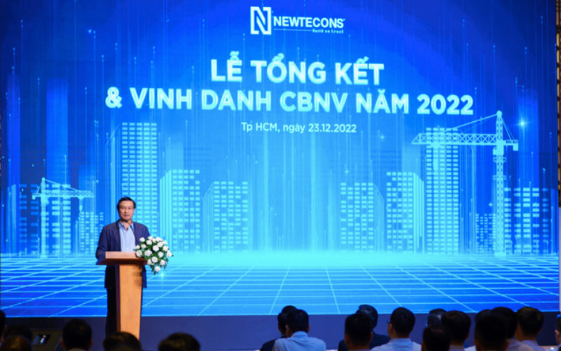 Ông Nguyễn Bá Dương, Chủ tịch Newtecons tại lễ tổng kết công ty. 
