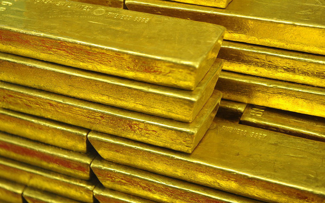 Giá vàng tiếp tục tăng cao và các nhà phân tích khuyến nghị nhà đầu tư tiếp tục tích trữ vàng.