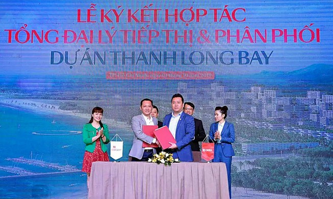 Ông Lê Minh Trí (trái), Công ty TSB và ông Phạm Lâm, DKRA tại lễ ký kết hợp tác phân phối dự án Thanh Long Bay.