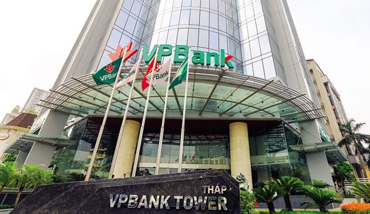 Dragon Capital đã mua vào tổng cộng 3,15 triệu cổ phiếu VPB, ước tính chi ra 200 tỷ đồng, nâng tỷ lệ sở hữu từ 4,99% lên 5,12%, trở thành cổ đông lớn duy nhất của VPBank.