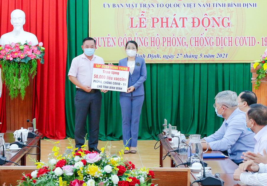 Ông Nguyễn Hữu Sang, Đại diện Tập đoàn Hưng Thịnh trao tặng 50.000 liều vắc-xin phòng, chống  Covid-19 cho tỉnh Bình Định.