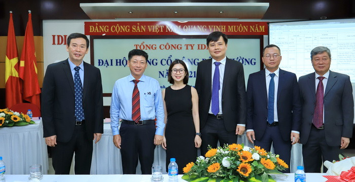 Ông Lê Bá Thọ, (thứ 2, từ bên phải) vừa được bầu làm Chủ tịch HĐQT Tập đoàn IDICO nhiệm kỳ 2018-2023.