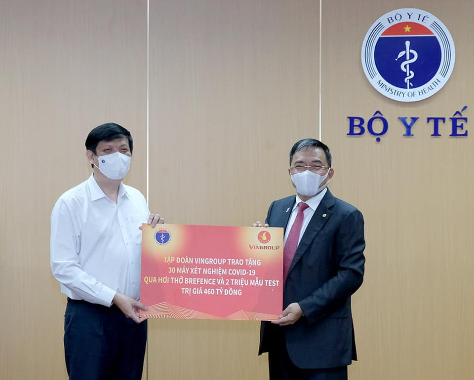 GS.TS Nguyễn Thanh Long- Uỷ viên Trung ương Đảng, Bộ trưởng Bộ Y tế tiếp nhận 30 máy xét nghiệm COVID-19 qua hơi thở do Tập đoàn Vingroup trao tặng.