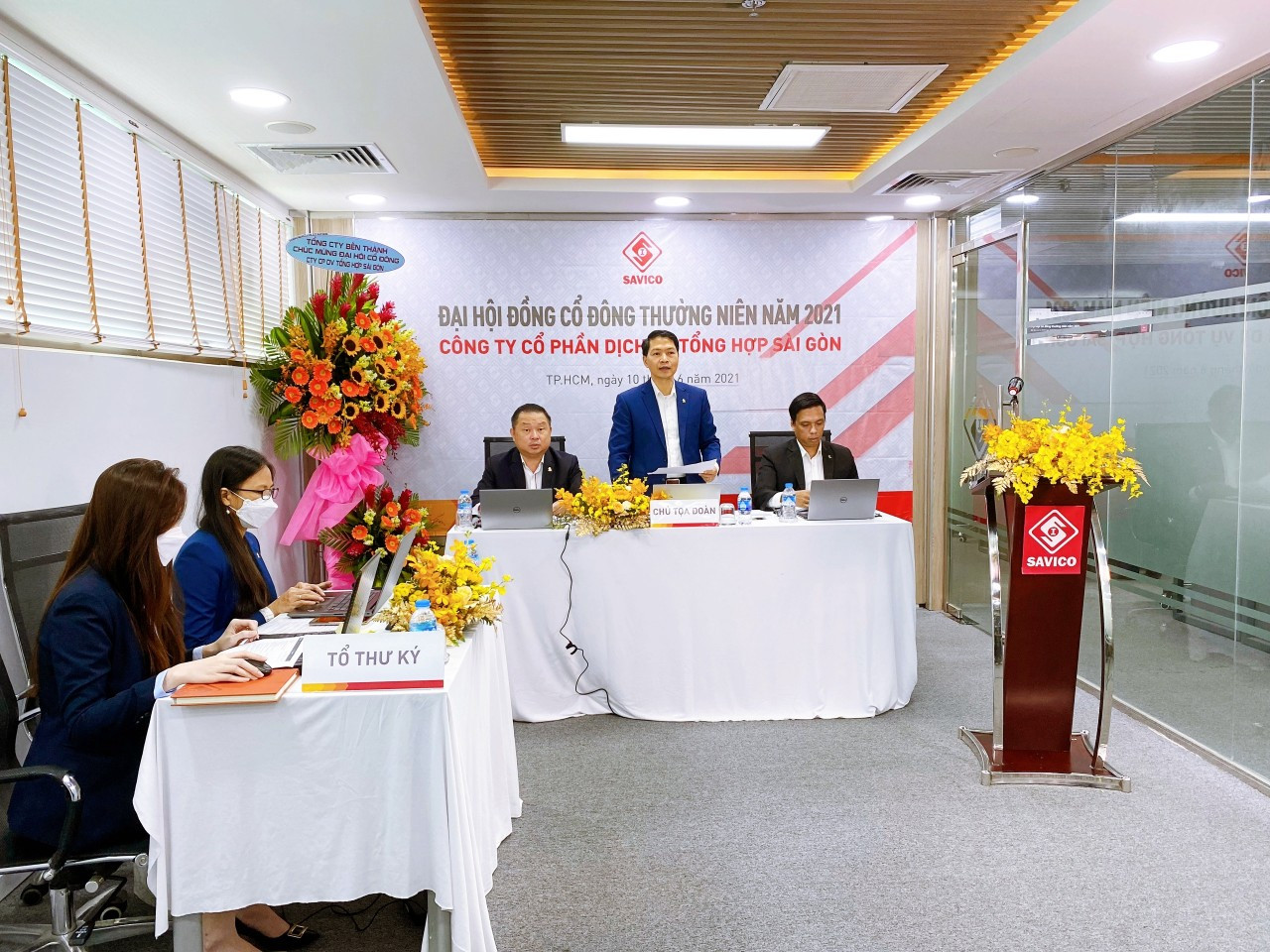 Ông Mai Việt Hà, (đứng), Chủ tịch Hội đồng Quản trị Công ty Cổ phần Dịch vụ Tổng hợp Sài Gòn – Savico phát biểu tại ĐHCĐ hôm 10 tháng 6. 