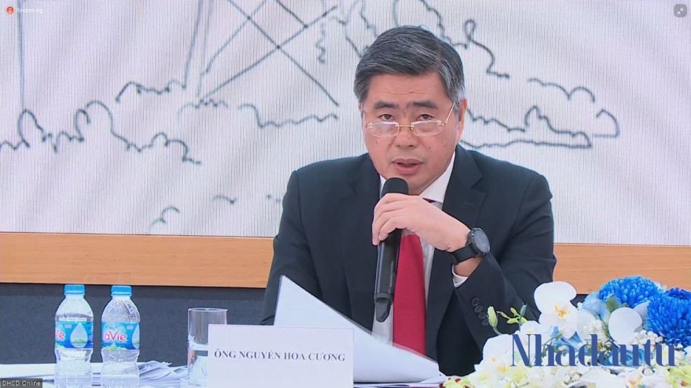 Ông Nguyễn Hoa Cương, Chủ tịch HĐQT làm chủ toạ cuộc họp.
