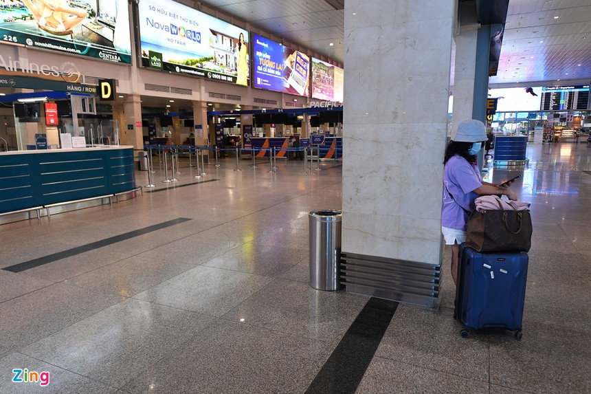 Sân bay Tân Sơn Nhất đang ở trong giai đoạn vắng khách trầm trọng do TP.HCM hiện là tâm dịch lớn của cả nước. Ảnh: Hoàng Hà.