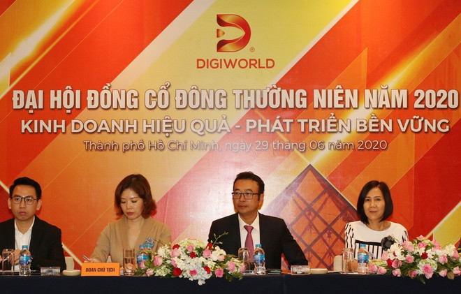 Bà Đặng Kiện Phương (ngoài cùng bên phải), Chủ tịch HĐQT Thế Giới Số vừa chuyển nhượng 2.3 triệu cổ phiếu tương đương 341 tỷ đồng cho công ty con.