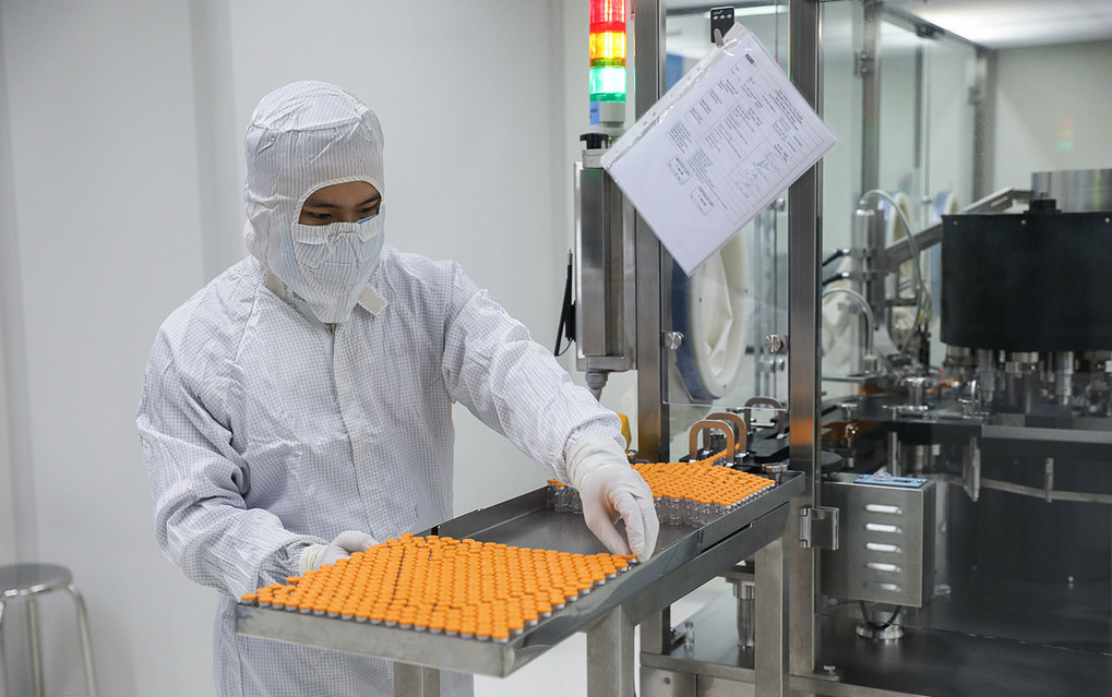 Nhân viên công ty Nanogen tiến hành các công đoạn sản xuất Nanocovax tại trụ sở Công ty Nanogen ở quận 9. Ảnh: Quỳnh Trần.