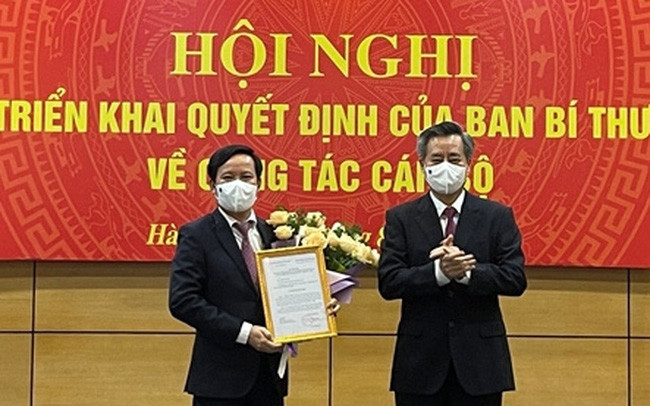 Đồng chí Nguyễn Quang Dương (phải) trao quyết định và chúc mừng đồng chí Phạm Tấn Công.