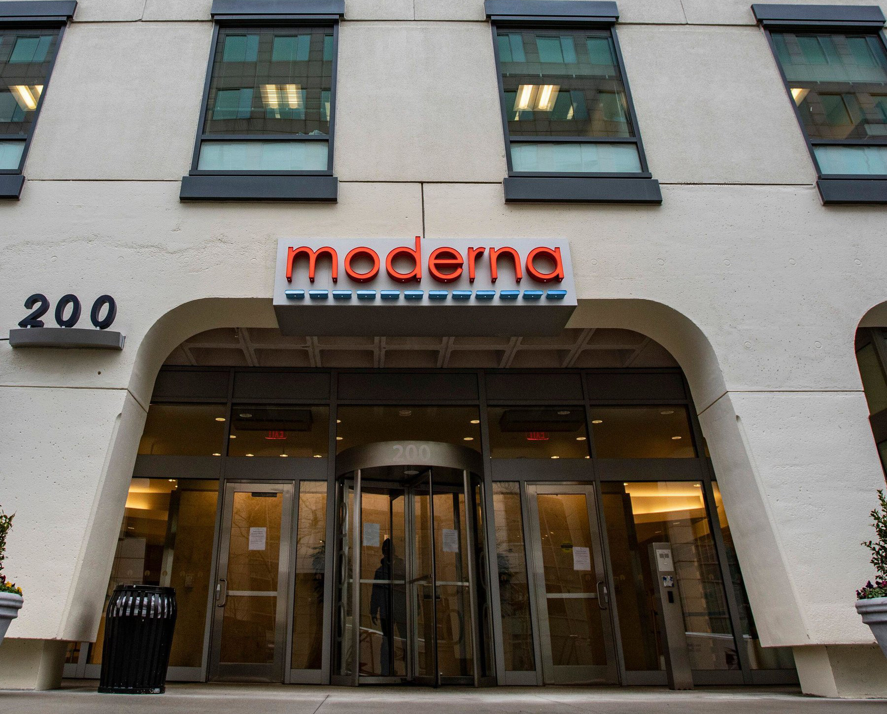 Trong 12 tháng qua, cổ phiếu đã Moderna tăng trưởng 454,27%, hiện tại, Moderna định giá ở mức 155 tỷ USD.