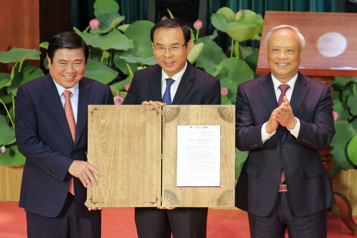 Phó Chủ tịch Quốc hội Uông Chu Lưu trao Nghị quyết 1111 của Ủy ban Thường vụ Quốc hội về việc việc thành lập TP Thủ Đức cho lãnh đạo TP HCM.