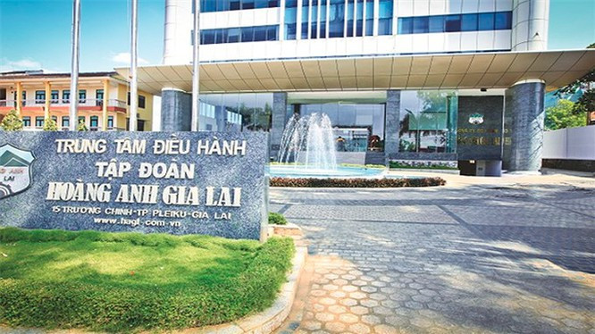HNG liên tục bán các tài sản của mình cho Thaco, trên thị trường xuất hiện nhiều tin đồn Bầu Đức buông HNG để tập trung tái cơ cấu HAG. 