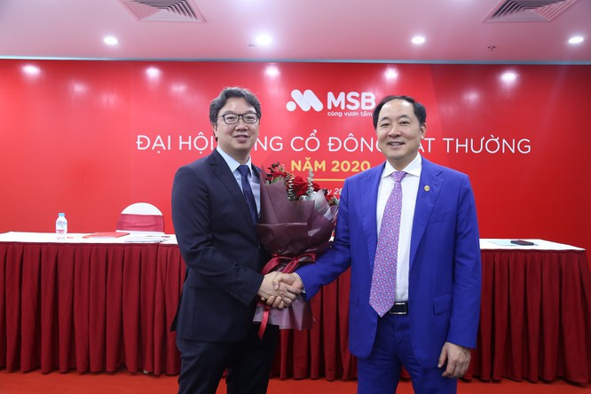 Ông Trần Anh Tuấn, Chủ tịch HĐQT (bên phải) và ông Nguyễn Hoàng Linh, Tổng giám đốc MSB tại ĐHCĐ thường niên năm 2020.