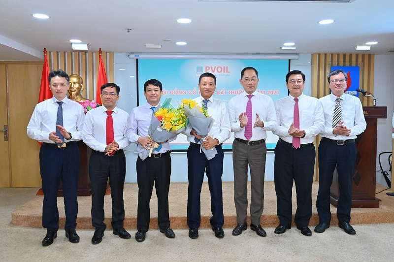 Ông Cao Hoài Dương (ngoài cùng, bên trái), Chủ tịch HĐQT chúc mừng ông Đoàn Văn Nhuộm (thứ 3, bên trái)  và ông  Nguyễn Mậu Dũng (thứ 4, bên trái) vừa được bầu bổ sung vào HĐQT của PVOIL.