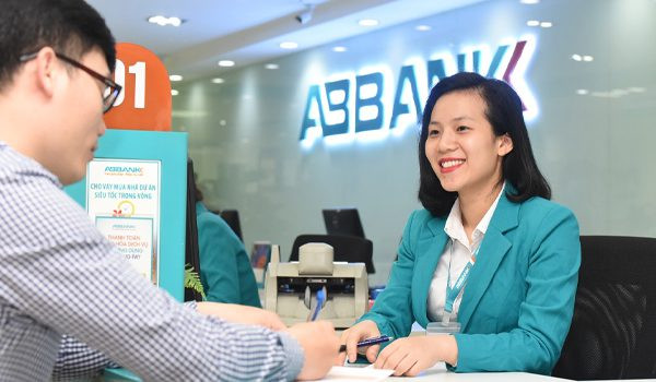 ABBank chào bán gần 114,3 triệu cổ phiếu cho cổ đông hiện hữu với mức giá 10.000 đồng/cổ phiếu, thực hiện trong quý IV, tỷ lệ phát hành 20%.