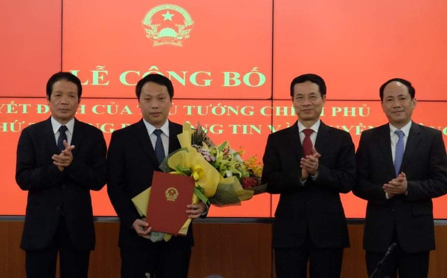 Ông Nguyễn Huy Dũng, (thứ 2 từ trái qua) nhận quyết định của Thủ tướng để trở thành tân Thứ trưởng Bộ Thông tin & Truyền thông.