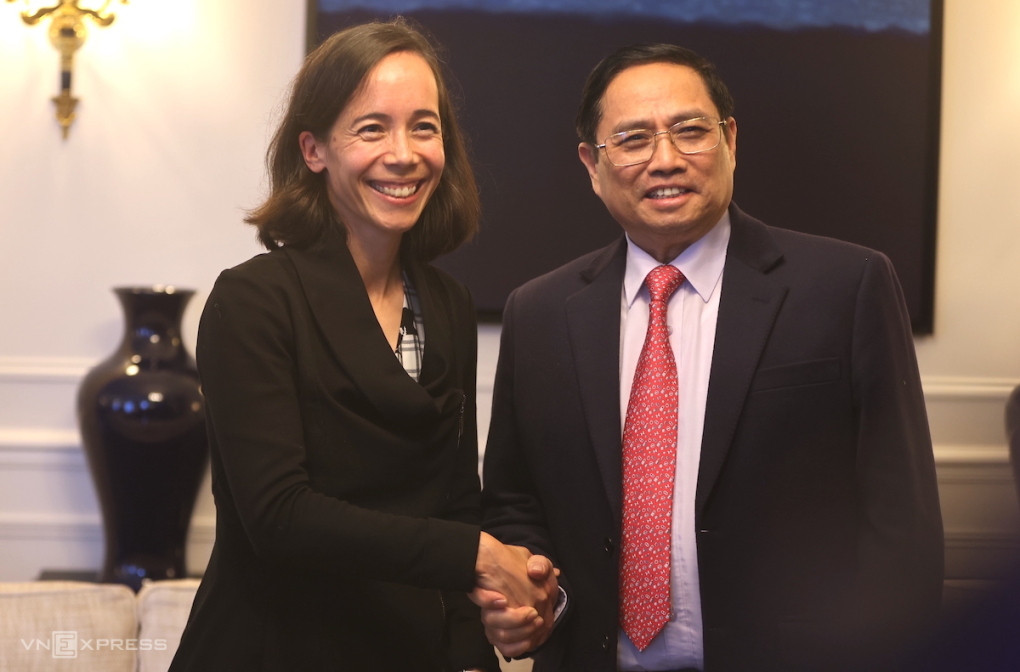 Thủ tướng Phạm Minh Chính tiếp bà Aurélia Nguyen, Giám đốc điều hành Chương trình Tiếp cận vaccine toàn cầu Covax. Ảnh: Võ Thành.